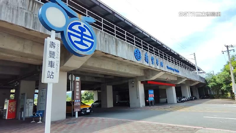 該事件發生於壽豐車站附近，雙載機車疑似是因為搬家方便才會2個行李箱帶著跑。