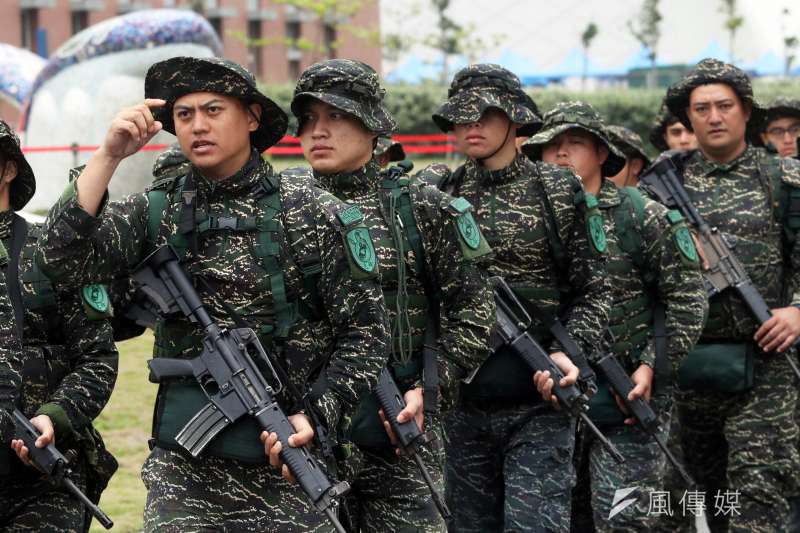 20190417-海軍陸戰隊66旅(圖)及陸戰隊99旅近期悄悄戴上新的團體臂章，除陸戰隊徽、部隊代號，上頭還多了一名古代武士。（蘇仲泓攝）