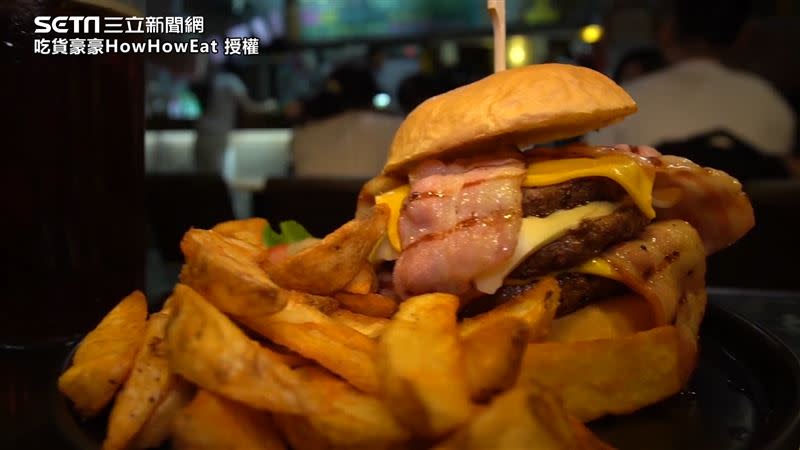 豪豪到一間美式餐廳，挑戰5分鐘完食大份量漢堡套餐。（圖／吃貨豪豪HowHowEat 授權）