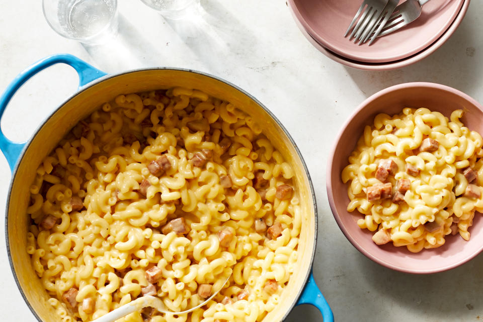 Macarrones con queso y Spam en Nueva York, el 24 de septiembre de 2020. Estilista de alimentos: Simon Andrews. (Christopher Simpson/The New York Times).