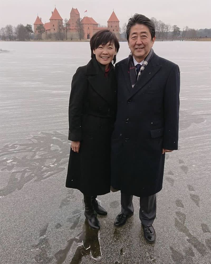 安倍晉三與妻子安倍昭惠感情深厚，安倍夫人抵達醫院後情況也曝光。（圖／翻攝自安倍昭惠IG）