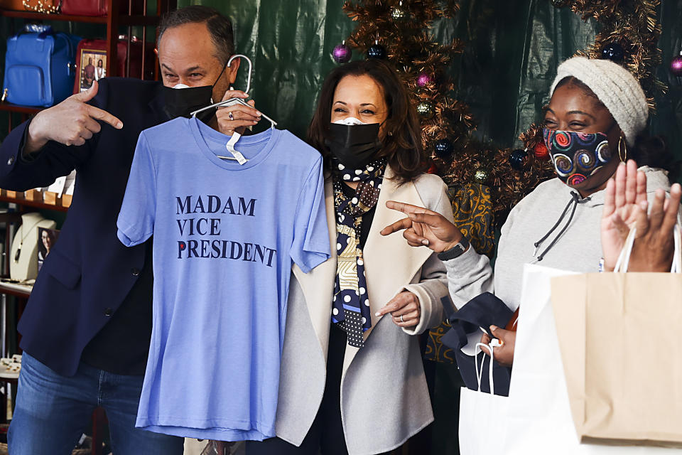 Die designierte Vizepräsidentin hat gut Lachen: Kamala Harris (Mitte) beim Weihnachtsshopping mit ihrem Mann. (Bild: Tasos Katopodis/Getty Images)