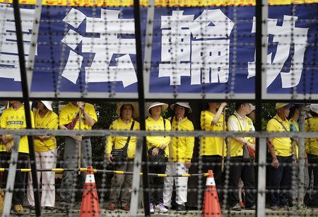 Falun Gong members take part in a protest as Zhang Zhijun, director of China's Taiwan Affairs Office, visits the labour activity centre in New Taipei City, June 26, 2014. REUTERS/Pichi Chuang