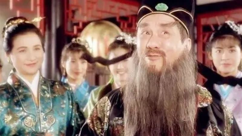 黃霑曾在《唐伯虎點秋香》飾演華老爺。（圖／翻攝自《唐伯虎點秋香》）