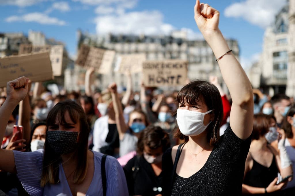 Des manifestantes dans un cortège contre les violences sexuelles et sexistes, pour dénoncer la nomination de Gérald Darmanin au ministère de l'intérieur en juillet 2020 à Paris. - Thomas COEX