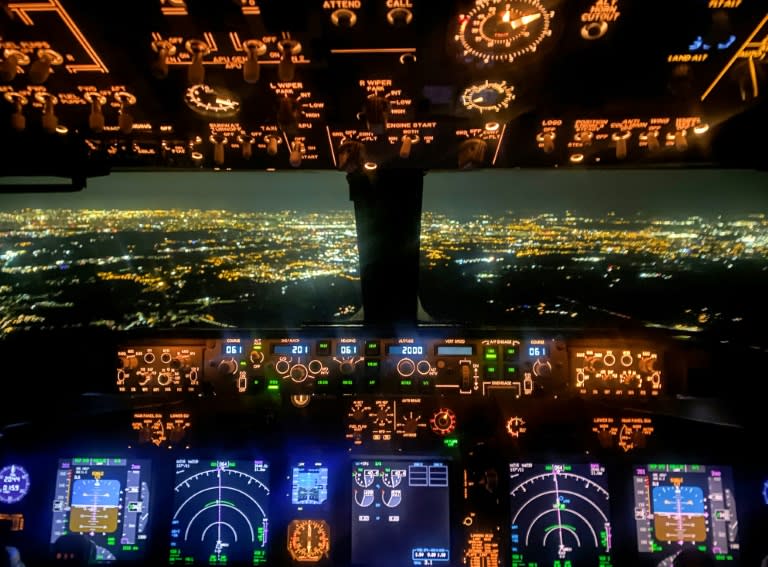 Le cockpit du Boeing 737-800 sur le vol entre Séville et l'aéroport d'Orly de la compagnie Transavia le 6 septembre 2024. (Benoît DUCROCQ)