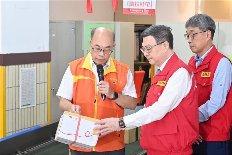行政院長卓榮泰今（4）日前往台北郵件處理中心視察國際郵包檢疫作業。（圖／行政院提供)