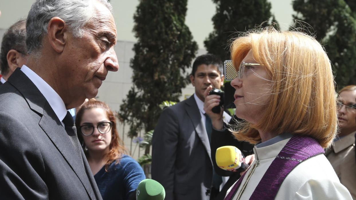 Portugals Präsident Marcelo Rebelo de Sousa  besucht den Gedenkgottesdienst in Funchal und spricht mit Patorin Ilse Everlien Berardo. Foto: Armando Franca/AP