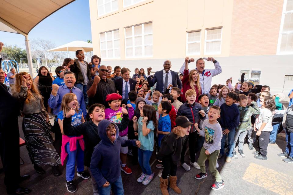 Students pose for a photo with Dr. Mehmet Oz at Kenilworth School in Phoenix on Feb. 12, 2024.