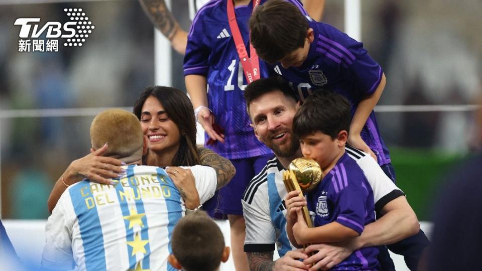 梅西抱著兒子，和家人一同慶祝勝利的時刻。（圖／達志影像路透）