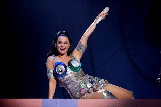 katy-vegas-on-stage