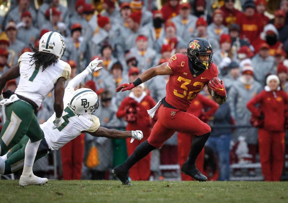 Iowa State running back David Montgomery (32) makes tracks against Baylor during a November 2018 game in sub-freezing weather in Ames, Iowa.