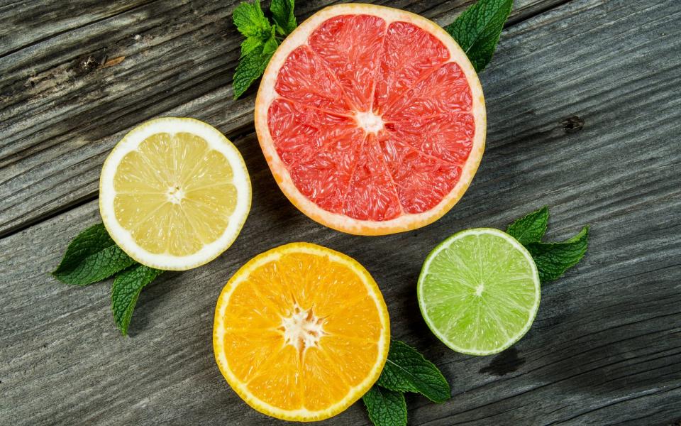 Dass Zitrusfrüchte wie Zitronen, Grapefruits oder Orangen reich an Vitamin C sind, wissen vermutlich die meisten. Tatsächlich eignen sich die sauren Früchte dadurch sogar als echter Energie Booster. Am besten kaufen Sie frische Früchte und pressen den Saft aus. Sie werden sehen: Der frische Geruch wird Sie zusätzlich beflügeln. (Bild: iStock / sumnersgraphicsinc)