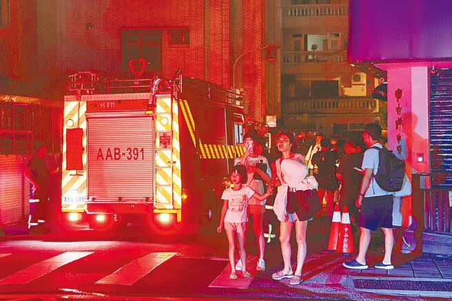 台北市中山區大直街94巷7日晚間周邊因工地施工導致鄰近民宅嚴重下陷，7棟建物受影響，警消緊急劃設警戒區實施管制及緊急疏散。（郭吉銓攝）