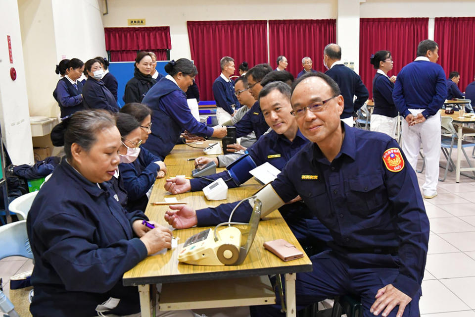 彰化鹿港慈濟志工每月例行前往鹿港分局量血壓、參與慶生會關懷警察健康。