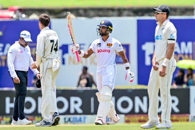 Sri Lanka's Dinesh Chandimal celebrates reaching fifty against New Zealand in Galle (Ishara S. KODIKARA)