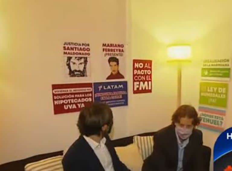 “No al pacto con el FMI”: los carteles que pegó la izquierda en su camarín antes del debate.