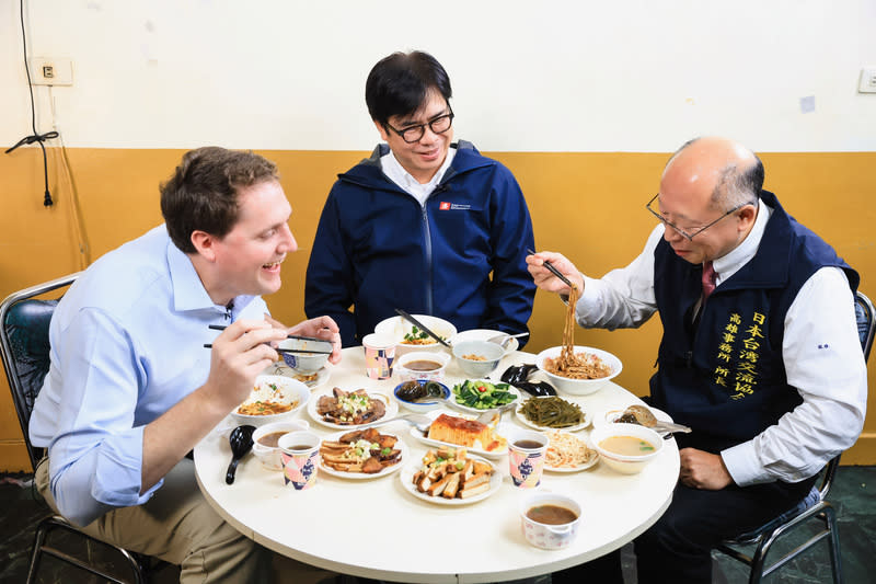 陳其邁揪美日駐台使節大啖高雄美食 高雄市長陳其邁（中）日前邀請美國在台協會高雄分 處處長張子霖（左）、日本台灣交流協會高雄事務所 所長奧正史（右）品嚐高雄在地麵食，用餐過程笑聲 不斷。 （高雄市行政暨國際處提供） 中央社記者蔡孟妤傳真  113年3月27日 