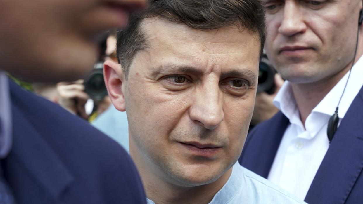 Der ukrainische Präsident Wolodymyr Selenskyj geht mit seiner Partei Diener des Volkes Prognosen zufolge als Sieger aus der Parlamentswahl hervor. Foto: Evgeniy Maloletka/AP