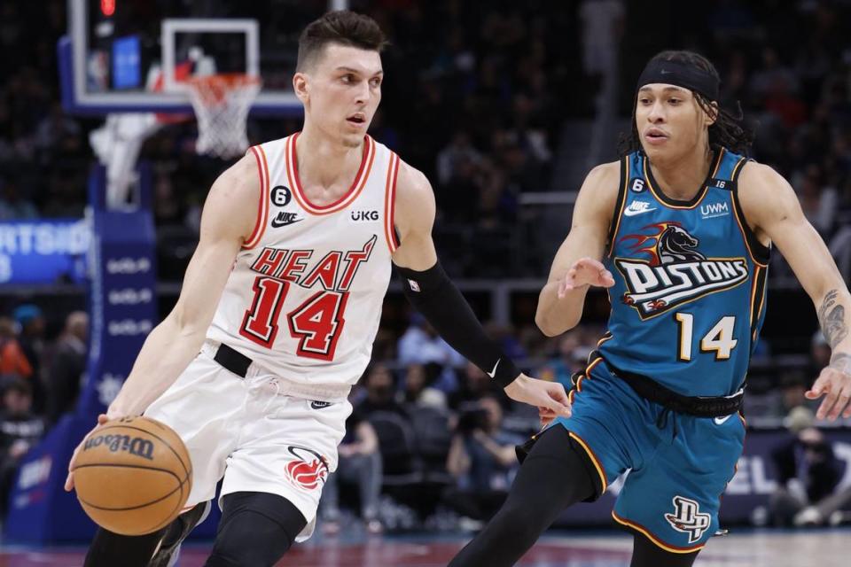 El jugador del Heat Tyler Herro entra al aro ante la marca de R.J. Hampton, de los Pistons, en el partido celebrado el 4 de abril de 2023 en Detroit.