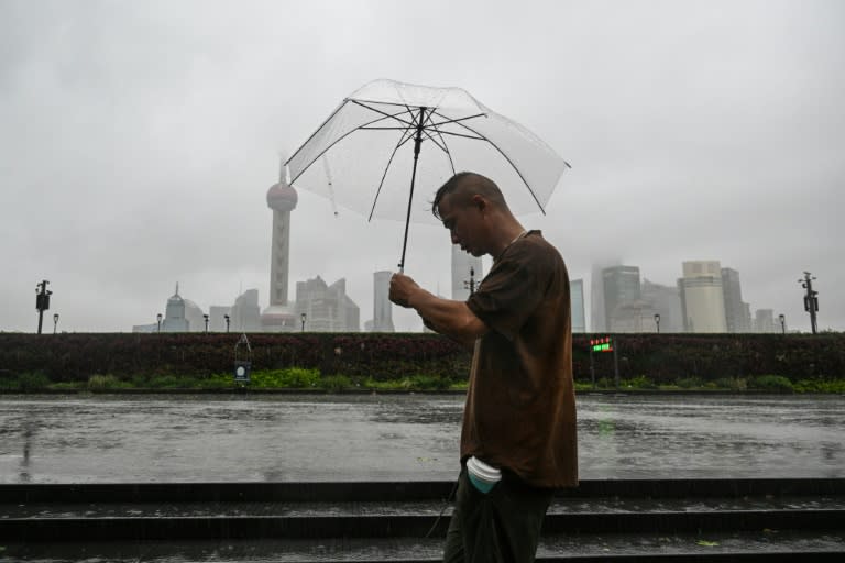 Un homme sous son parapluie lors du passage du typhon Bebinca à Shanghai, le 16 septembre 2024 (Hector RETAMAL)