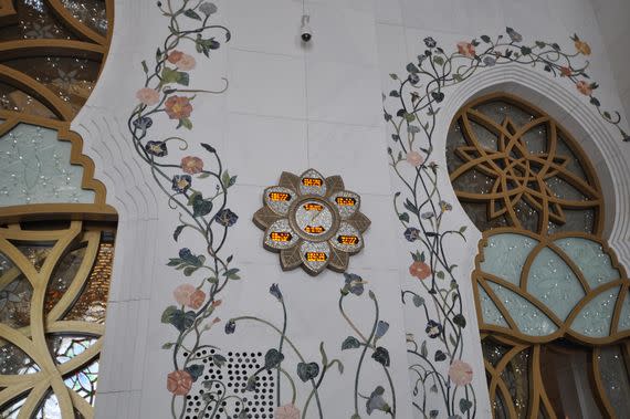 One of the prayer clocks at Sheikh Zayed Grand Mosque (<a href="https://flic.kr/p/fymdJn" rel="nofollow noopener" target="_blank" data-ylk="slk:Bert Roelse/Flickr;elm:context_link;itc:0;sec:content-canvas" class="link ">Bert Roelse/Flickr</a>)