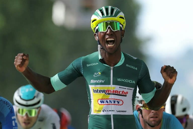 Le coureur érythréen Biniam Girmay lors de sa victoire à l'arrivée de la 12e étape du Tour de France à Villeneuve-sur-Lot, le 11 juillet 2024 (Thomas SAMSON)
