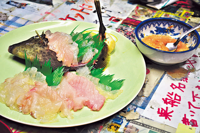 我們即日釣的剝皮魚，已成為餐桌上的刺身，另有魚肝醬伴刺身吃。（周翠玲攝）