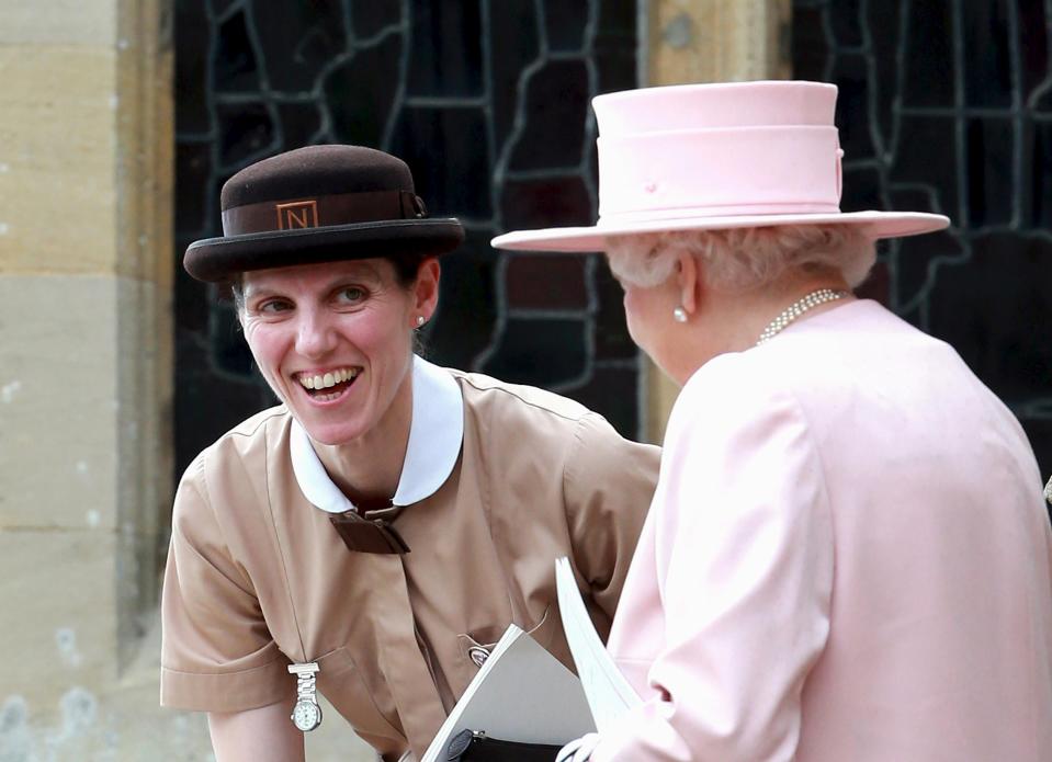 <p>La mujer que sonríe en esta foto a la reina Isabel II de Inglaterra es María Teresa Turrión, una de las personas más importantes en la familia real británica a pesar de que es posible que no la conozcas. Se trata de la niñera de los hijos de los duques de Cambridge. (Foto: Chris Jackson / Reuters). </p>