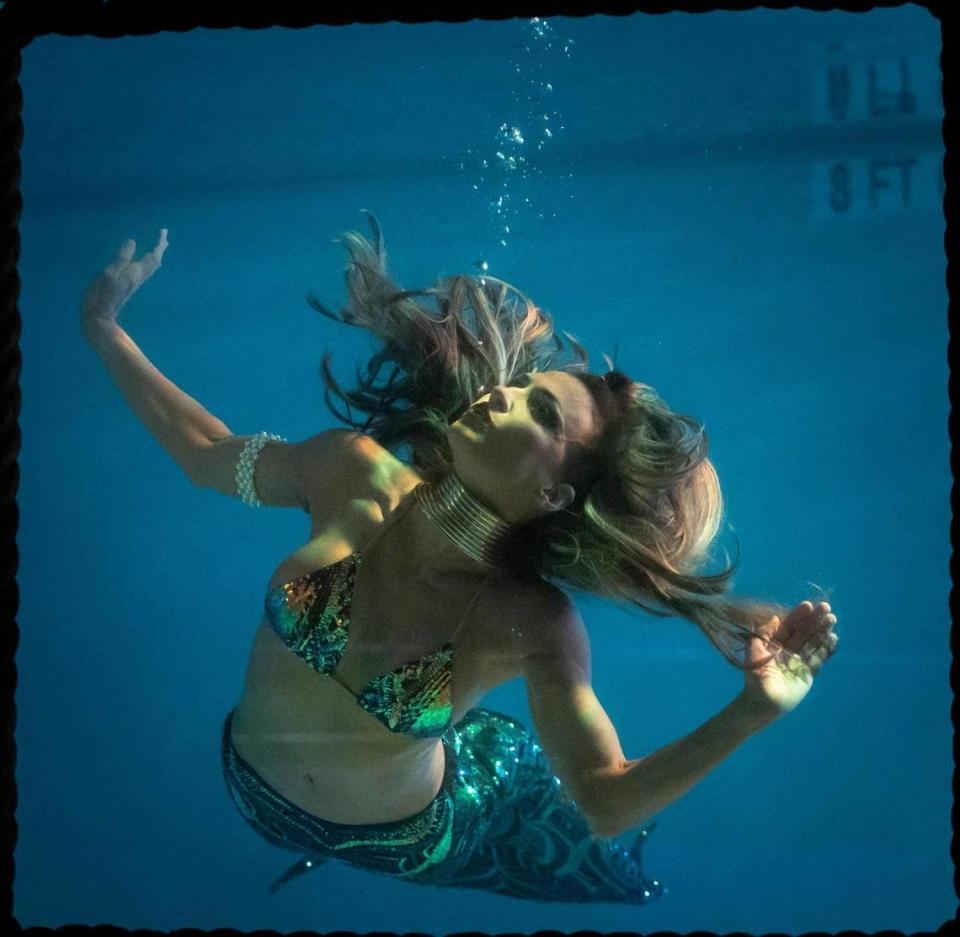 Marina Anderson, también conocida por su nombre artístico MeduSirena, dirige un equipo de artistas de burlesque submarino en Wreck Bar de B Ocean Resort, en Fort Lauderdale.