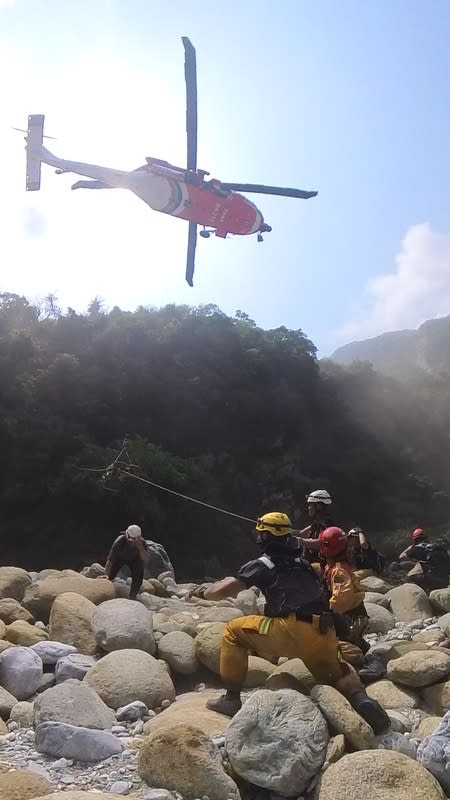 一名受困「砂卡礑步道」的黃姓婦女，今天下午 1 時 22 分在空勤直升機吊掛下成功獲救，並緊急送醫。   圖：屏東縣消防局/提供