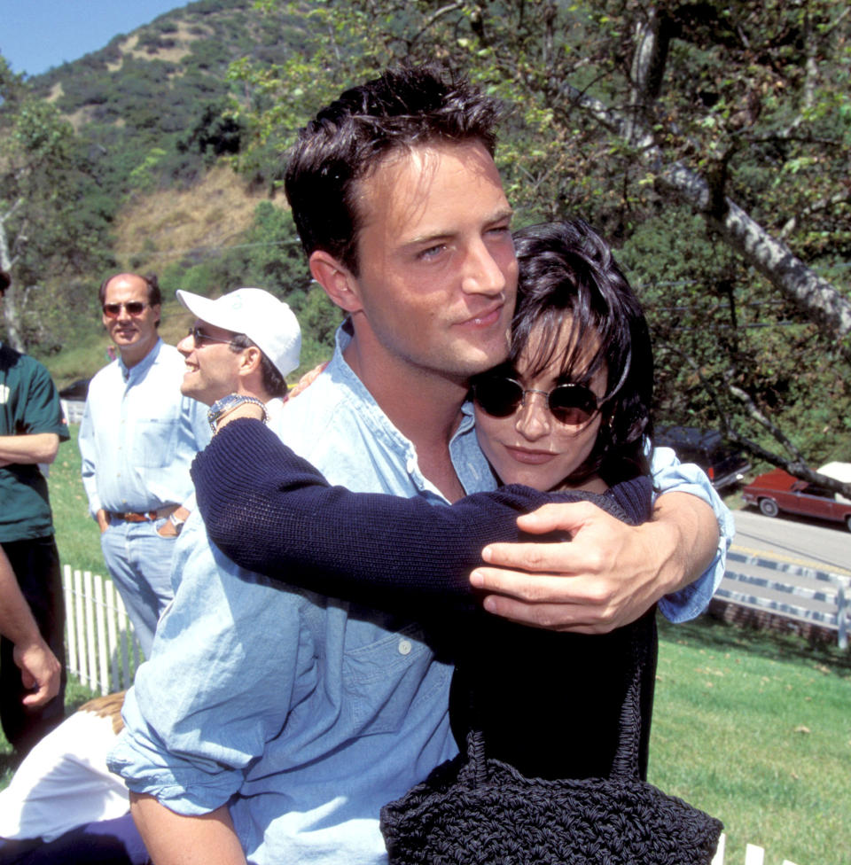 Matthew Perry and Courteney Cox huggig