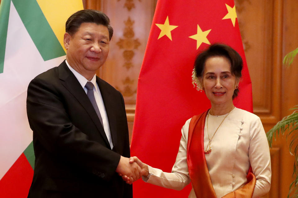 Myanmar State Counselor Aung San Suu Kyi, right, greets Chinese President Xi Jinping at president house in Naypyitaw, Myanmar, Saturday, Jan. 18, 2020. (Nyein Chan Naing/Pool Photo via AP)