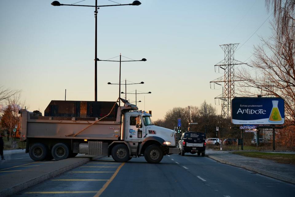 Members of the FAE blocked off Notre-Dame Street entirely. Several trucks queued down the street because they can't access the port facilities.