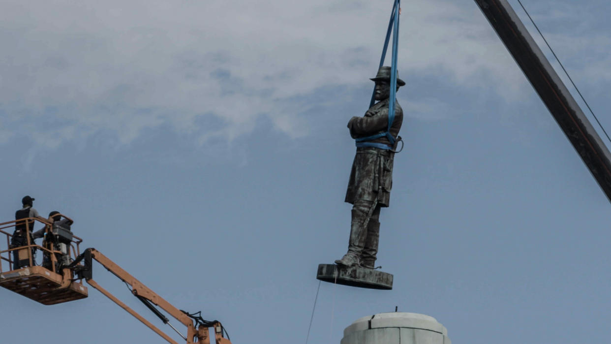 A Confederate monument is removed in Louisiana (Photo: Paavo Hanninen)