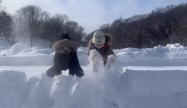 一家人在雪地裡玩的不亦樂乎。（圖／東森新聞）