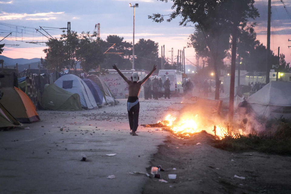 Die Krawalle im Flüchtlingscamp in der griechisch-mazedonischen Grenzstadt Idomeni halten weiter an. Flüchtlinge und Polizisten sind bei gewaltsamen Protesten aneinandergeraten. (ddp, Danilo Balducci via ZUMA Wire)