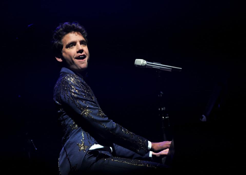 Mika sur scène en France en avril 2016 - GUILLAUME SOUVANT / AFP