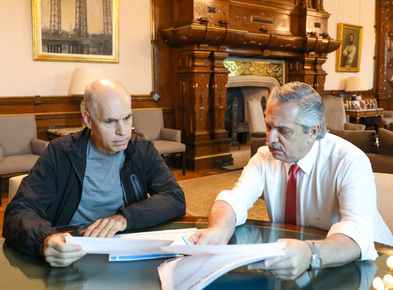 El presidente Alberto Fernandez recibio al jefe de Gobierno porteno, Horacio Rodriguez Larreta, con el objetivo de repasar las medidas que implementaron en conjunto y analizar nuevas acciones para mitigar la propagacion del coronavirus COVID-9 y paliar sus efectos.