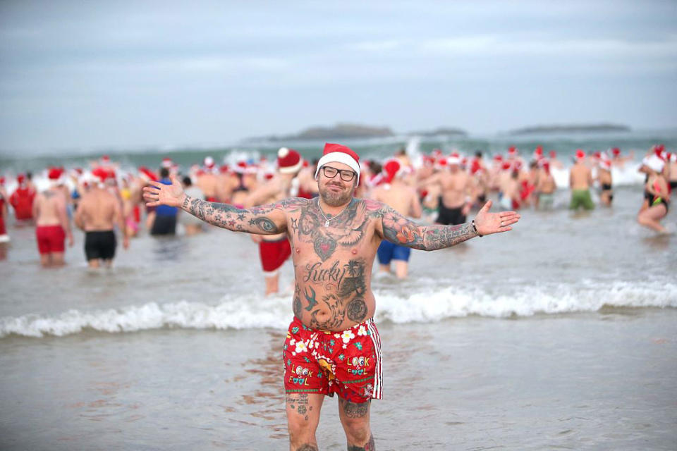 Hartgesottene Iren stürzen sich zum Weihnachtsschwimmen in die eiskalten Fluten. (Bild: Getty Images)