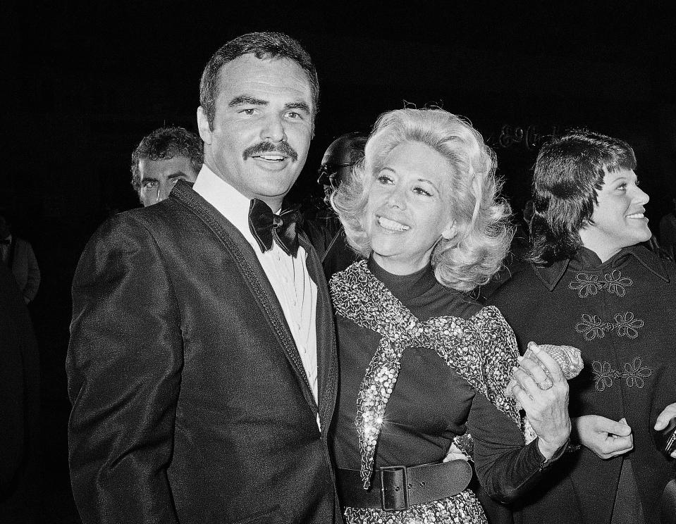 En esta foto del 5 de noviembre de 1971, la actriz Dinah Shore y el actor Burt Reynolds en Los Angeles. Reynolds, quien apareció en pelíuclas que incluyen "Deliverance", "Boogie Nights" y "Smokey and the Bandit", falleció, informó su agente. Tenía 82 años. (AP Foto/Harold Filan, Archivo)