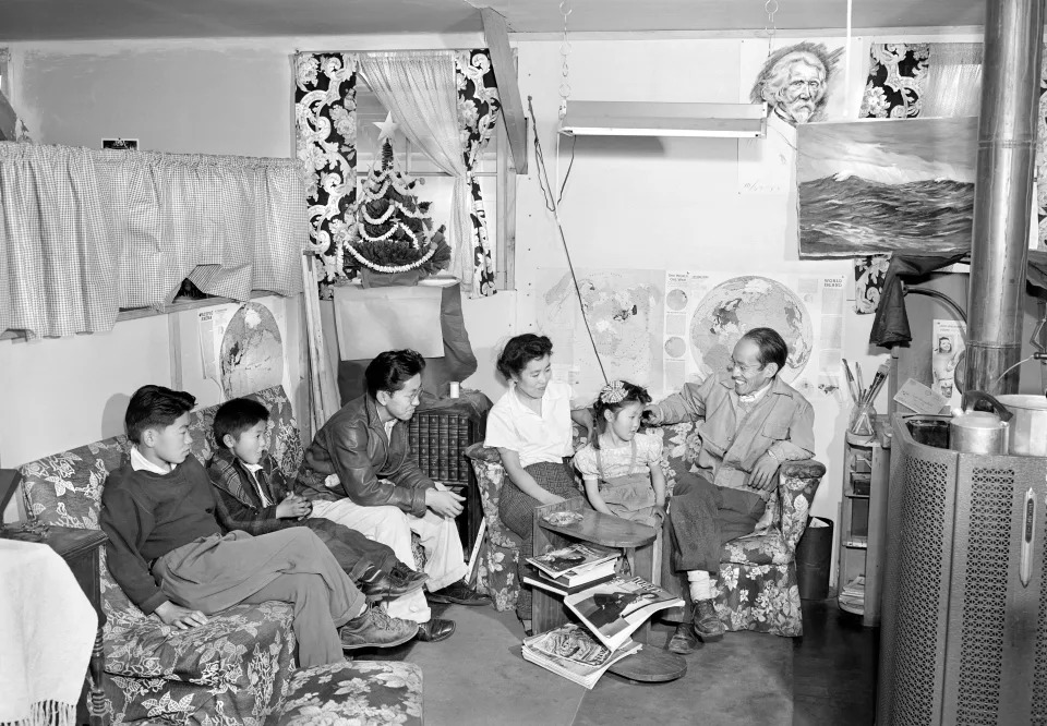 Una familia japonesa estadounidense en su casa-barracón en el campo de concentración de Manzanar, California. (Photo by: Universal History Archive/Universal Images Group via Getty Images)