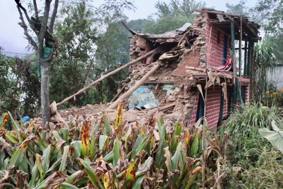 尼泊爾西部2023.11.3深夜發生強震導致多棟房屋倒塌，上百人死亡。路透社