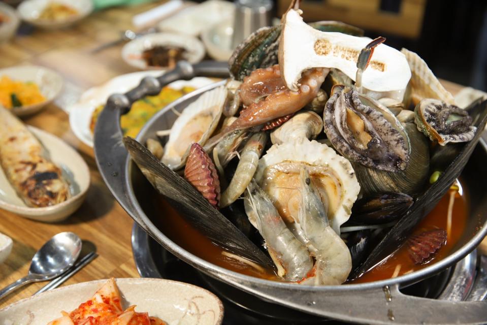 宛若韓劇場景的濟州島石頭屋建築「三姓穴海鮮湯」的海鮮鍋，光看就有痛風的fu呀。
