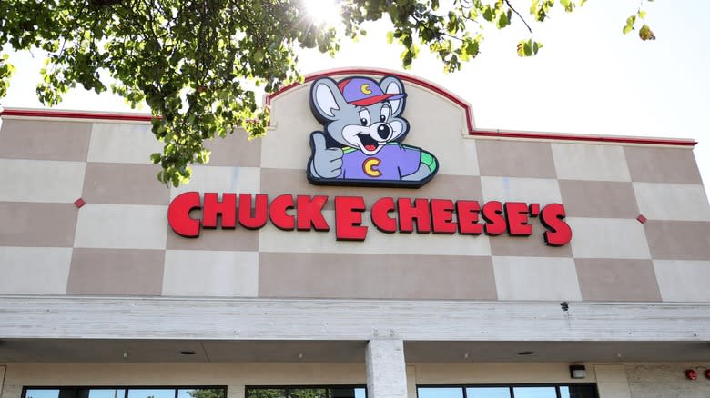 A Chuck E. cheese exterior 