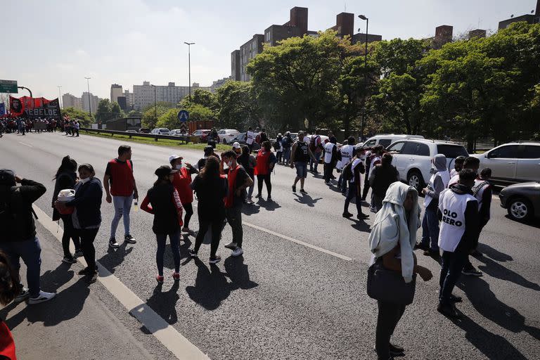 Sociedad; accesos; cortes; organizaciones sociales; autopista Dellepiane