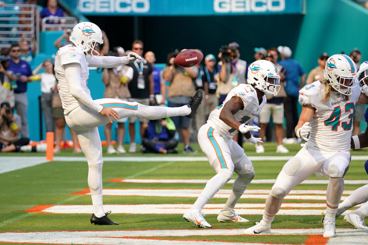 NFL Sunday Roundup: Dolphins survive 'butt punt'; Colts stun Chiefs