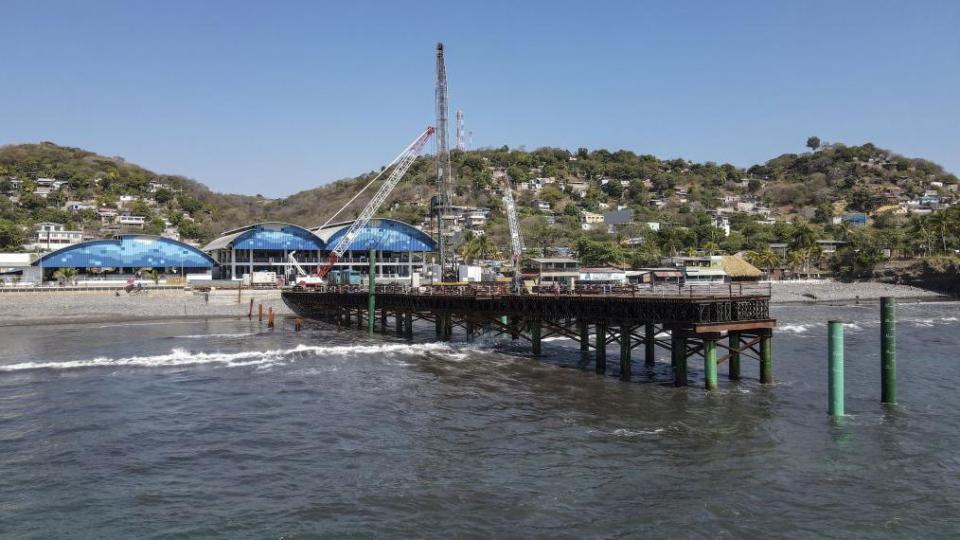 Construcción de un puerto en La Libertad, El Salvador. 