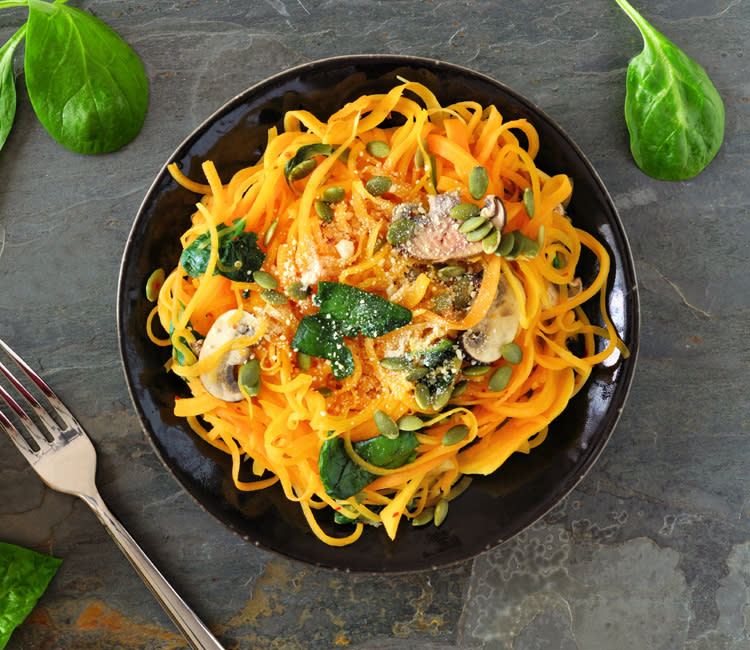 Espaguetis de calabaza con espinacas, champiñones y pipas