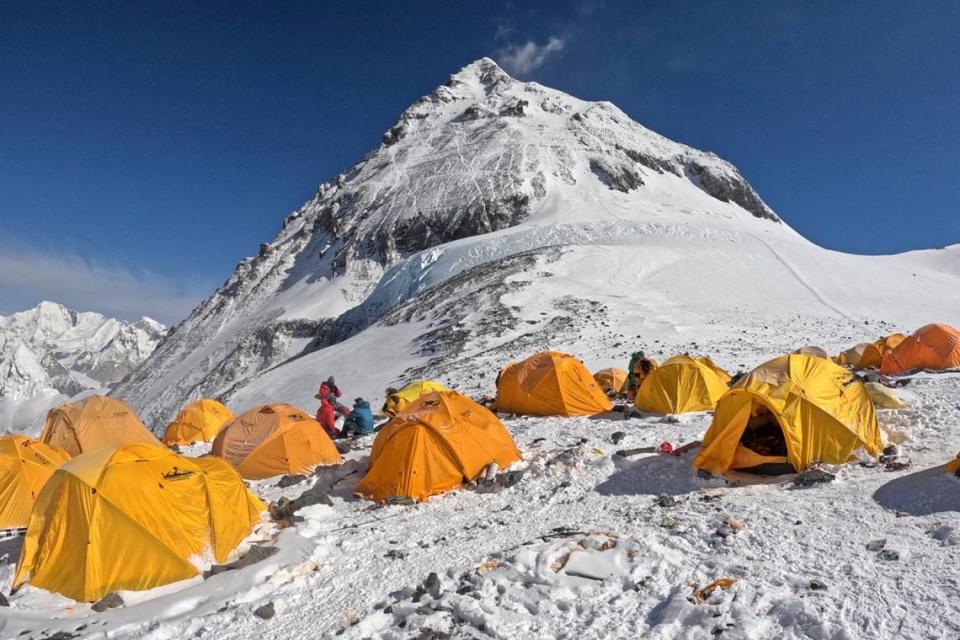 Fotografía cedida por Dora Raudales que muestra un campamento base en el ascenso al Everest.